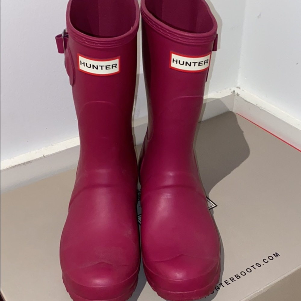 Original Short Dark Ion Pink Hunter Boot (size 7)